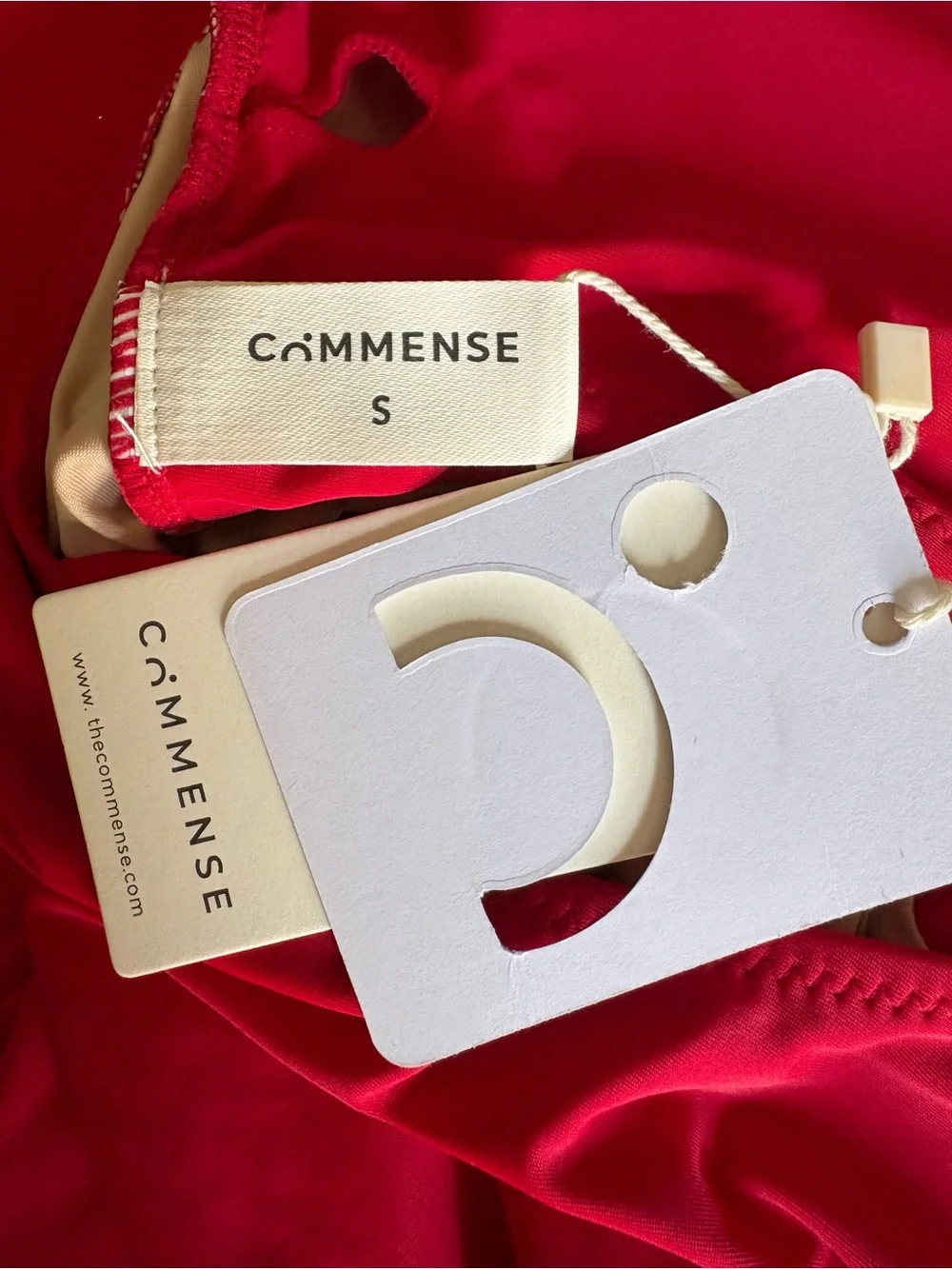 Commense vibrant red